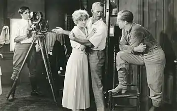 Bessie Barriscale et Jack Holt, dirigés par Howard C. Hickman pour le film Kitty Kelly, devant la 2709 tenue par Eugene Gaudio (1919).