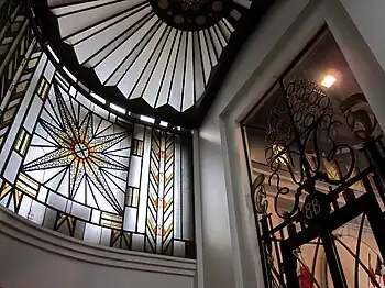 Photographie montrant une verrière art déco de l'hôtel de ville