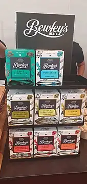  Un étalage de 8 paquets de sachets de thé Bewley’s, chacun des 8 cartons présente un goût différent de thé ou d’infusion.