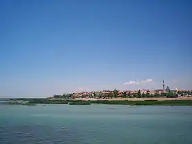 Vue de la ville de Beyşehir depuis le lac éponyme, la Mosquée Eşrefoğlu se situe à droite, reconnaissable à son minaret.