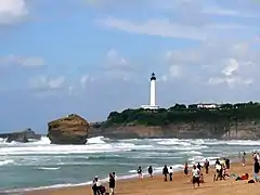 Le phare dominant la pointe Saint-Martin, vu de la grande plage de Biarritz.