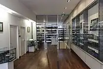 aux nos&nbsp;21-23, Bibliotheca Wittockiana, le bâtiment actuel est le résultat de deux grandes phases de construction. La première est menée par l'architecte Emmanuel de Callataÿ, en 1981. Elle consiste en un volume en béton brut, au rythme vertical affirmé, percé de minces fenêtres hautes trouant la façade nord-est. La seconde phase, par les architectes E. de Callataÿ, C. Wittock et E. Van den Berg, en 1995 consiste en un volume ouvert : une construction transparente avec référence à un style américain, auquel le volume initial sert de socle.