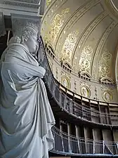 Hémicycle à l'arrière de la salle de lecture.