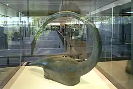 Copie de casque en bronze orné d'un volatile (IIIe-IIe&nbsp;siècle&nbsp;av. J.-C. provenant du sanctuaire de Tintignac (Corrèze).