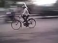 Personne circulant en vélo roadster en Inde