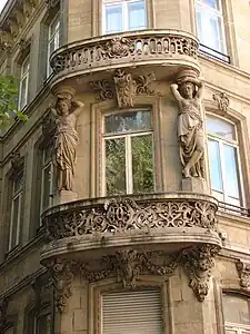 Paire de cariatides en pierre (vers 1868), no 14 boulevard de la Liberté à Lille.