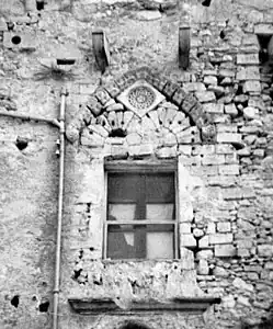 Image en noir et blanc d'une fenêtre à double lancette en mauvais état