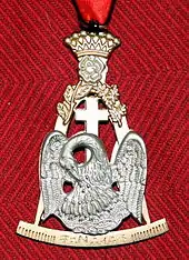 Bijou représentant un pélican qui nourrit ses enfants de son sang.