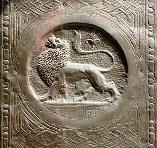 Le lion, emblème traditionnel de Juda. Porte de l'hôpital Bikur Cholim à Jérusalem réalisée par Ze'ev Raban&nbsp;(en).