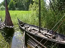 Trois petits bateaux dans une eau peu profonde