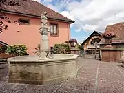 Fontaine du Lion (1550),rue Principale.
