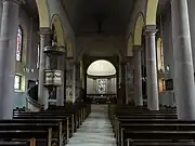 Vue intérieure de la nef vers le chœur.