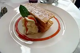 pomme cuite et mille feuilles  de coing réfrigéré avec sabayon à la fleur d'oranger