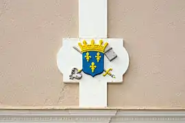 Blason de Roncherolles-sur-le-Vivier, rue de l’Église. Écu d'azur à trois fleurs de lys d'or surmonté d'une couronne.