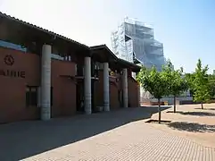 Mairie et chevalement de puits de mine pendant les travaux de peinture grise de Blaye-les-Mines en 2008.