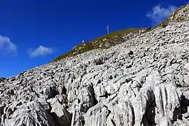 Vue sur les lapiaz sous le sommet du Hängst.