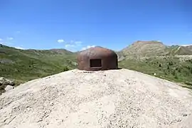 Cloche GFM servant d’observatoire. Au fond à droite, la roche Gauthier (2&nbsp;749&nbsp;m).