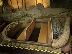 Une embarcation comprenant deux rangées, probablement faite de bois, de roseau, et de cordage.