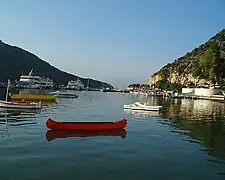 Vue sur la marina de Toló.