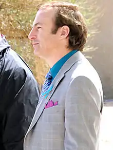 Bob Odenkirk dans le rôle de Saul Goodman lors du tournage de la 4e&nbsp;saison de Breaking Bad.