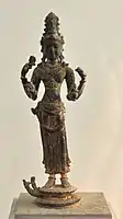 Avalokiteśvara (vêtu comme un prince, et, dans sa coiffure, le jina Amitābha. Xe&nbsp;siècle (?). Bronze doré. MH Vietnam