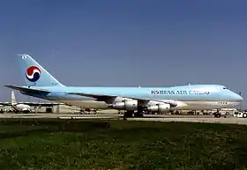 HL7451, le Boeing 747 impliquée, ici à l'aéroport de Paris-Charles-de-Gaulle en mai 1992.