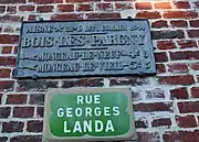 Plaque de rue en fonte de la fin du XIXe&nbsp;siècle indiquant les directions de Monceau-le-Neuf et Monceau-le-Vieil.