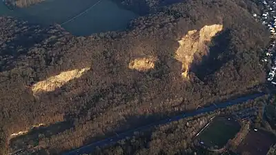 Vue aérienne du Rabenlay et du Kuckstein. En arrière-plan, les champs d'Oberholtorf.