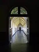 Photo couleur de l'aile sud du cloitre vue depuis l'ambulacre.