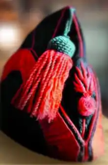 Bonnet de police de sapeur pompier à gland rouge, début XIXe siècle.