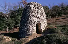 Cabane à voûte d'encorbellement sur plan circulaire à Bonnieux (Vaucluse).
