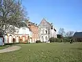 Le manoir des abbesses de Saint-Amand, façade est, montrant la partie médiévale au nord et la partie XVIIIe&nbsp;siècle au sud.