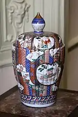 Vase à couvercle en porcelaine d'Imari (Japon, XVIIIe&nbsp;siècle).