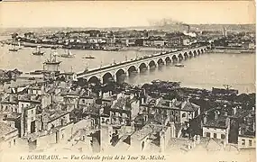 Vue sur le pont de pierre et le quartier en 1907.