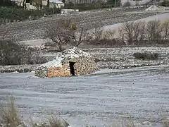 Borie ou cabane en pierre sèche à l'entrée de Ferrassières.