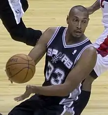 Boris Diaw, debout, avec le maillot no&nbsp;32 des Bobcats