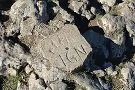Une borne IGN, située au sommet de la roche de Solutré (Saône-et-Loire).