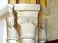 Chapiteaux romans au droit du chevet.