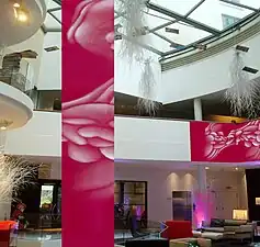 Installation de l'artiste Guillaume Bottazzi dans le lobby de l'hôtel Brussels Sofitel Europe