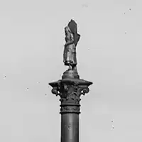 Statuette de la botteresse sur chapiteau corinthien (place Cockerill, 1890).