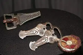 Des boucles et fibules.