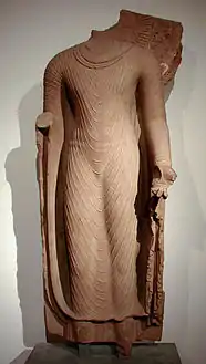 Bouddha acéphale en robe uttarâsangâ, daté du début du VIe&nbsp;siècle, école de Mathura, grès rose, Musée Guimet.
