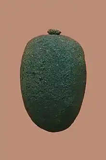 Objet métallique de forme ovoïde.