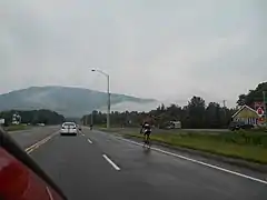 La route 360 mène vers le mont Sainte-Anne.