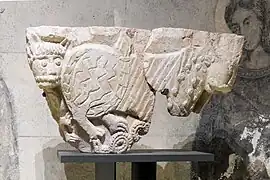 Fragment de chapiteau roman : animal à tête de lion et corps de cheval.