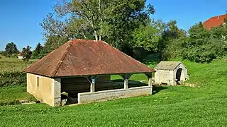 La fontaine-lavoir en bas du village.