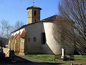 L'église Saint-Jean-Baptiste et le monument aux morts.