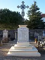 Le monument aux morts dans le cimetière (mars 2010)