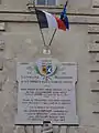 Plaque monument aux morts sur la mairie.