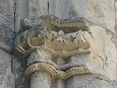 Chapiteau de la nef. Utilisation du trépan pour les trous.